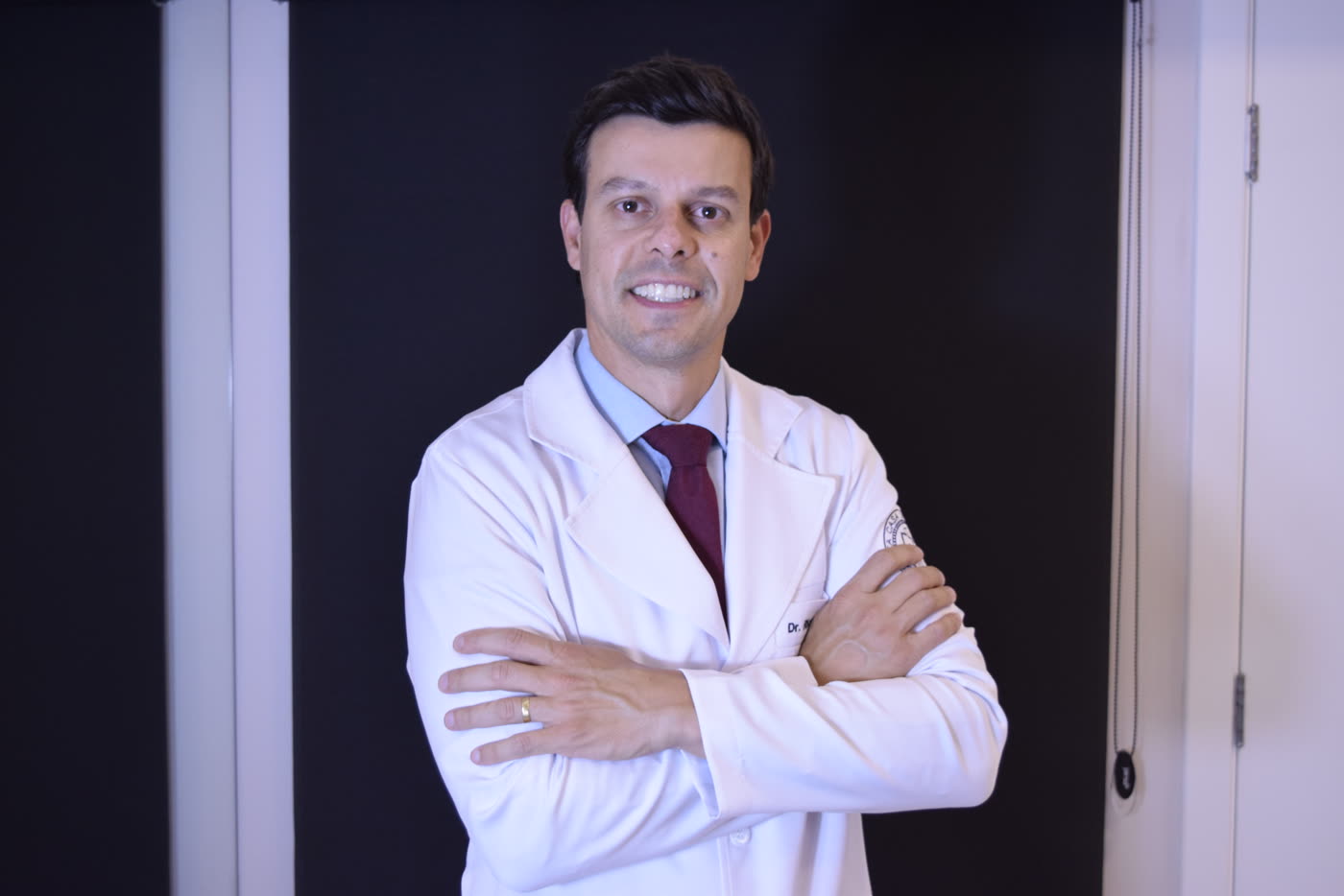 Dr. Ricardo Dolci de jaleco no consultório