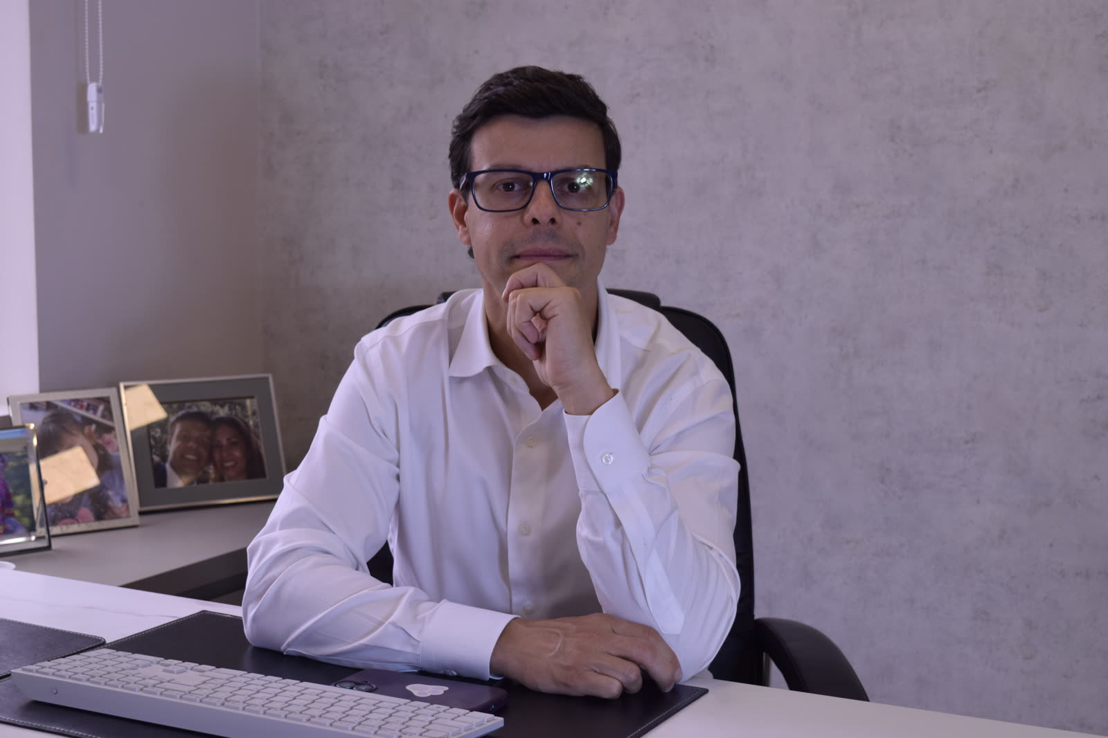 Dr. Ricardo Dolci à mesa do consultório